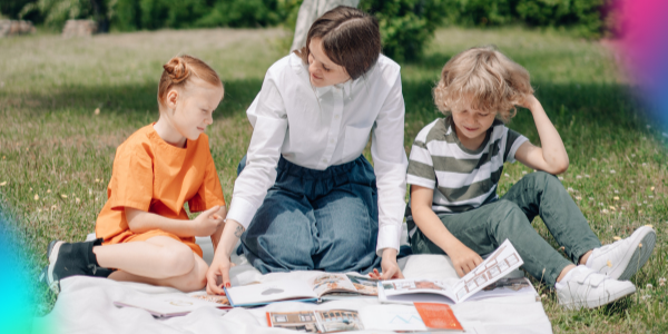 Děti si čtou příběhy s mámou